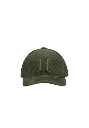 Gorra de béisbol de pana verde oliva con corona redondeada y número romano II cosido en el centro delantero.