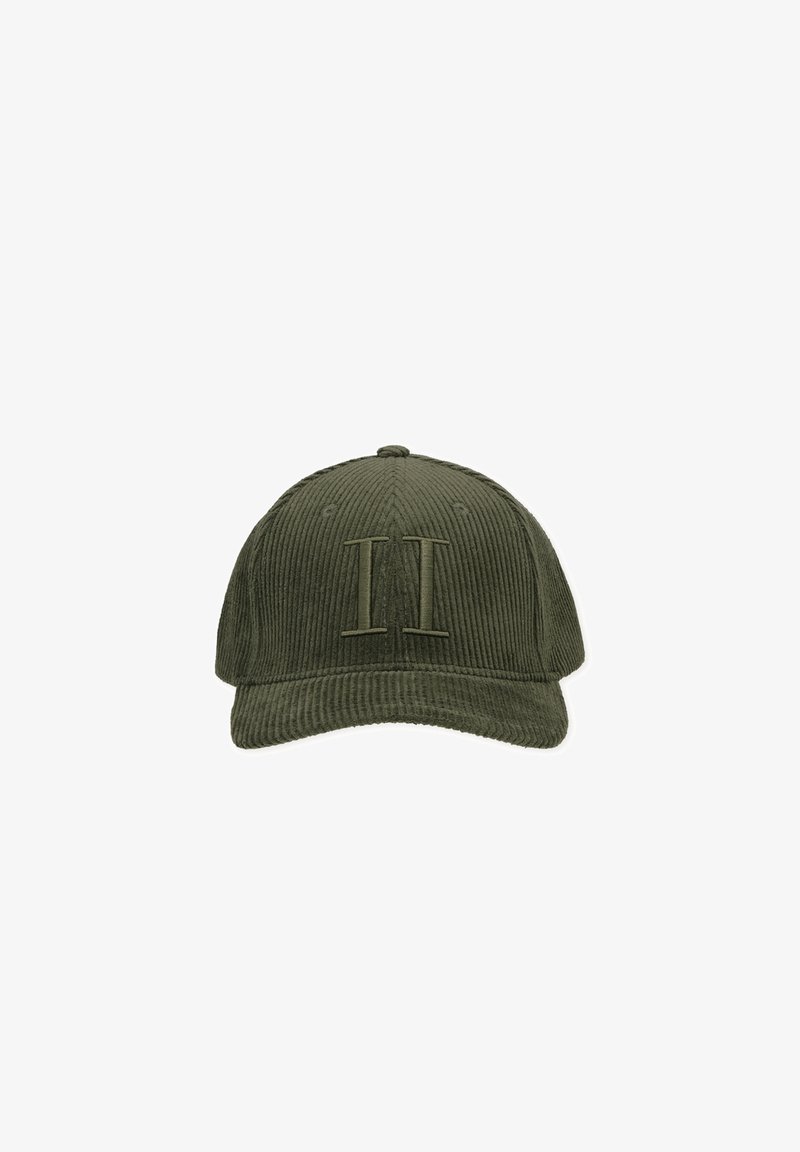 Casquette de baseball en velours côtelé vert olive avec une couronne arrondie et le chiffre romain II cousu au centre avant.