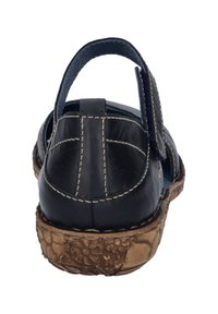 Sort lædersandal med stikdetaljer, åben hæl og justerbar rem. Textureret sål med et mønstret design.