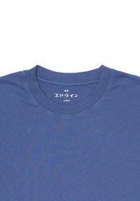 T-shirt in cotone blu con scollo rotondo. L'etichetta interna riporta "エドウィン" e "LARGE". Il tessuto sembra morbido con una superficie liscia.