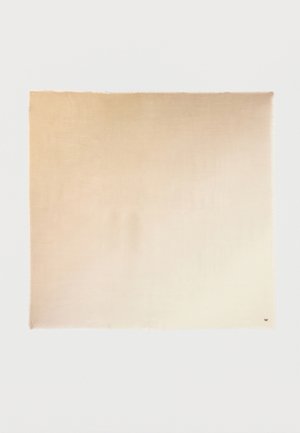 Tela rectangular lisa de color beige extendida sobre una superficie plana con un pequeño logo en la esquina inferior derecha sobre un fondo blanco.