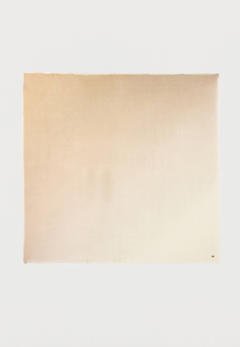 Απλό ορθογώνιο μπεζ ύφασμα απλωμένο επίπεδα με ένα μικρό λογότυπο στην κάτω δεξιά γωνία σε λευκό φόντο.