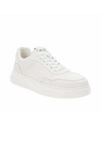 Zapatilla deportiva blanca de piel lisa, con diseño de corte bajo, punta redonda y suela de goma plana con acentos texturizados.