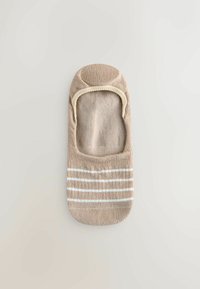 Beige lave sokker med ribbet tekstur og hvide vandrette striber nær tåen. Har en blød, elastisk kant og en dyb hæl.
