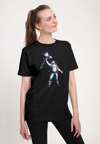 Sort bomulds t-shirt med et farverigt grafisk motiv af en karakter, der holder en økse, med detaljeret tøj og livlige accenter i designet.