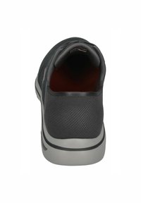 Schwarzer Netzsport Schuh mit strukturiertem Obermaterial, gepolstertem Schaft und grauer Sohle mit einer leichten Krümmung. Schlichtes, modernes Design.