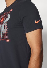 Nike Performance TEE - Camiseta estampada - black