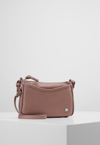 Malá růžová kožená crossbody taška s texturovaným povrchem, se zipovým uzávěrem a odnímatelným popruhem. Obsahuje stříbrný akcent s logem.