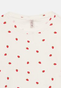 Λευκό τοπ από ριμπ ύφασμα με μικρό κόκκινο μοτίβο φράουλας διασκορπισμένο ομοιόμορφα μπροστά και στρογγυλό ντεκολτέ.