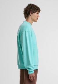 Urban Classics FLUFFY CREWNECK - Sweatshirt - berylblue