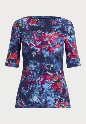 Φανελάκι με λουλούδια και κοντά μανίκια, με τετράγωνη λαιμόκοψη. Τα χρώματα περιλαμβάνουν ναυτικό μπλε, κόκκινο, ροζ και πράσινο σε υφασμάτινη επιφάνεια με υφή.