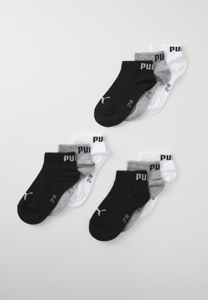 Ensemble de quatre paires de chaussettes à la cheville en noir, gris et blanc. Fabriquées en coton avec des bords côtelés et des logos imprimés près de la cheville.