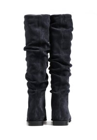 Czarne zamszowe botki sięgające do kolan z marszczoną teksturą, płaskim obcasem i gładkim wykończeniem. Z tyłu znajdują się miękkie detale w formie drapowania.
