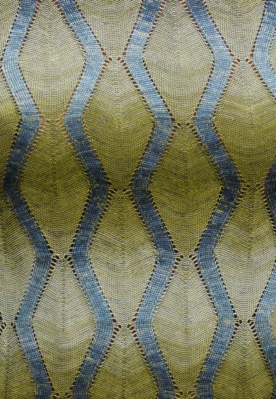 Πλεκτό ύφασμα με εναλλασσόμενες κυματιστές κάθετες ρίγες σε απαλό πράσινο και μπλε, με μικρές οπές κατά μήκος των άκρων.