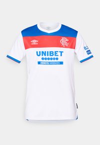 Balts futbola krekls ar ziliem un sarkaniem akcentiem, īsām piedurknēm, v-veida kakla izgriezumu, uz kuras ir sponsoru logo un kluba emblēma uz krūšu daļas un piedurknēm.