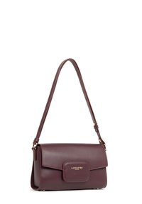 Borsa a spalla in pelle bordeaux con pattella rettangolare e logo dorato "Lancaster Paris" sulla tasca frontale, dotata di tracolla regolabile e finitura liscia.