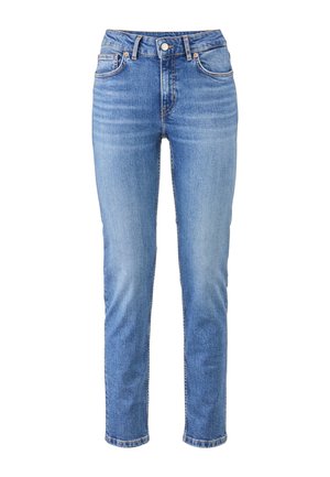 Blaue Jeans mit geradem Bein, vorne mit Knopf und Reißverschluss, zwei Vordertaschen und Gürtelschlaufen, dargestellt vor weißem Hintergrund.
