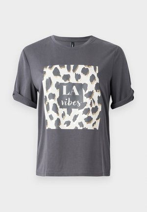 Grå t-shirt med et leopardprint-design i guld og sort med teksten "LA vibes" i en central firkant på forsiden. Korte ærmer.