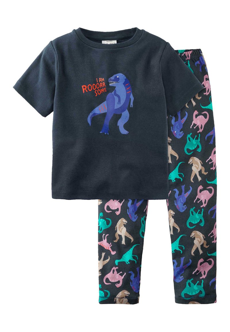 Kurzärmliges navyblaues T-Shirt mit einem lila Dinosaurier-Grafik und Text, kombiniert mit schwarzen Hosen mit bunten Dinosaurier-Mustern.