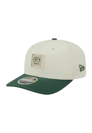 Weiße und grüne Green Bay Packers Kappe mit einem quadratischen Logo-Patch vorne und einem Aufkleber auf dem grünen gebogenen Schirm.