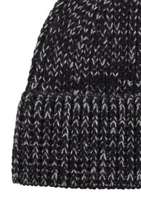 Primo piano di un berretto lavorato a maglia in black e gray che mostra i dettagli della texture a costine e del motivo a maglia.