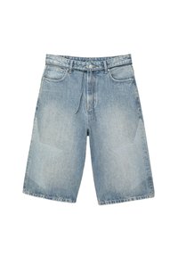 Shorts en denim bleu clair. Présentent une taille haute, une coupe décontractée, cinq poches et une fermeture à bouton classique. Texture délavée sur l'ensemble.