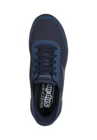 Sneaker slip-on Skechers blu navy con tomaia in rete, lacci e colletto imbottito, vista dall'alto.