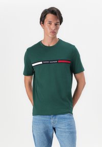 Tommy Hilfiger CHEST INSERT TEE - T-shirt imprimé - ornamental green
