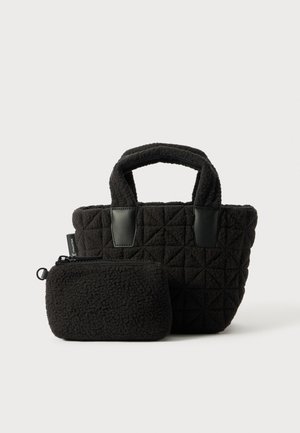 Sort stof tote bag med kviltet mønster og korte håndtag. Inkluderer en matchende lille med lynlås pung, begge med en blød tekstur.