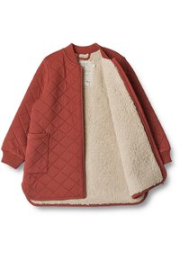 Rustrød quiltejakke med ribbede manchetter, frontlomme, lynlås og blød beige fleece-foring, vist åben på hvid baggrund.