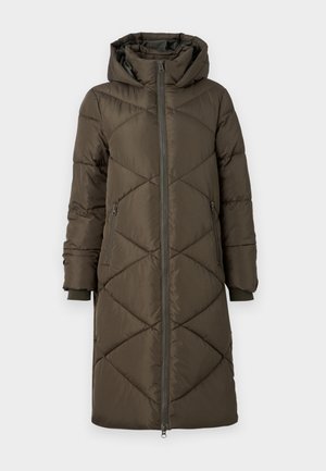 Puchowa kurtka w oliwkowym kolorze, z kapturem, z zamkiem błyskawicznym, dwoma przednimi kieszeniami oraz pikowanym wzorem w diamenty. Tkanina wydaje się gładka i miękka.