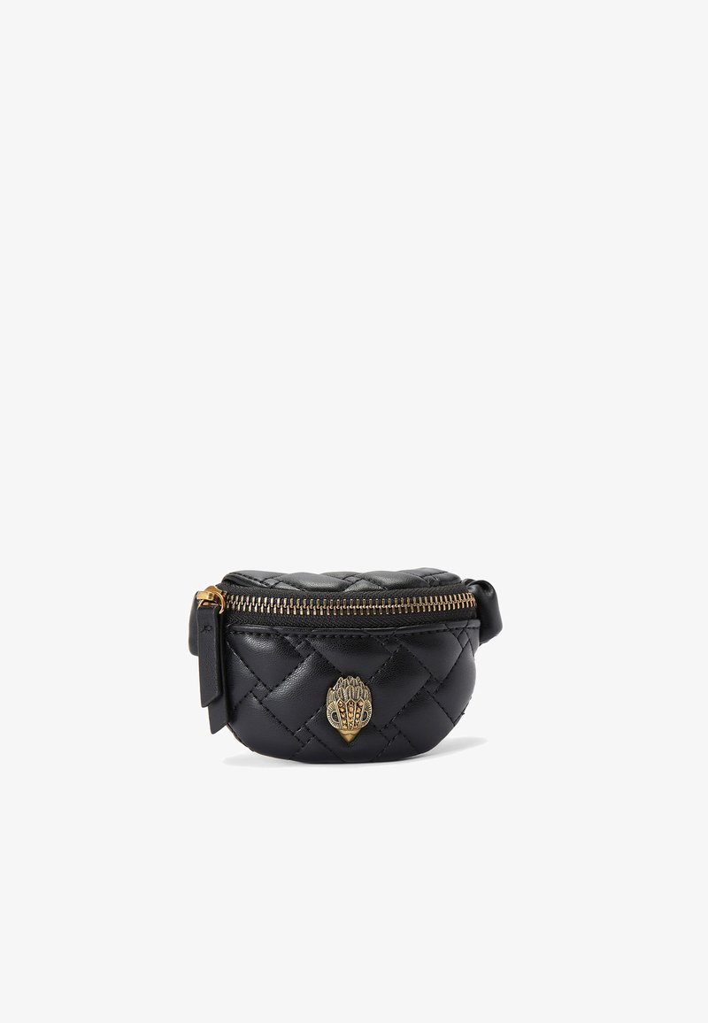 Sac en cuir matelassé noir avec fermeture éclair dorée, présentant une insignia décorative en main sur le devant et une petite bandoulière ajustable.
