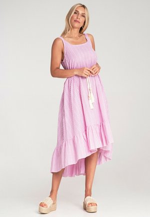 Różowa i biała, paskowana sukienka bez rękawów z falbaną na dole, z wiązaniem w talii i strukturalnym materiałem. Gładki, casualowy design.