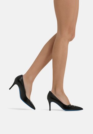 Scarpe in pelle nera con tacco alto e punta affilata, dotate di dettagli blu e una fibbia decorativa sul colletto.