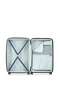 Valise rigide noire avec un intérieur à rayures bleues, équipée de sangles en forme de X, d'une poche en maille et d'une poche latérale, se fermant en toute sécurité avec une fermeture éclair.