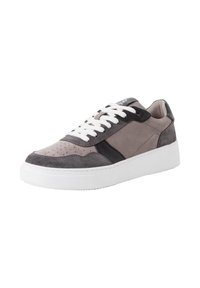 Adidași gri din suede, cu o talpă din cauciuc alb, vârf rotund și accente din piele neagră contrastante. Inclusi șireturi albe și detalii perforate.