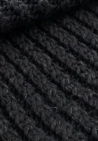 Zwarte gebreide stof met een dichte, gestructureerde patroon met variërende draaddiktes en een subtiele glans. Zacht, licht fuzzy uiterlijk.