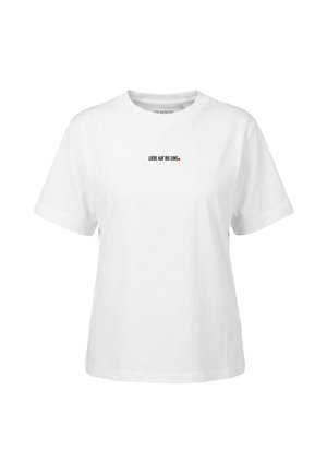 Hvid kortærmet T-shirt med rund hals og lille sort tekst "LIEBE AUF DIE EINS" samt et rødt hjerte centreret på brystet.