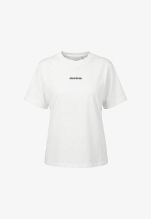 T-shirt blanc à manches courtes avec col rond, avec un petit texte noir "LIEBE AUF DIE EINS" et un cœur rouge centré sur la poitrine.