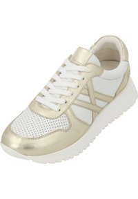 Zapatillas blancas y doradas con una caja de dedos perforada, detalles metálicos, cordones planos blancos y una suela de goma texturizada.