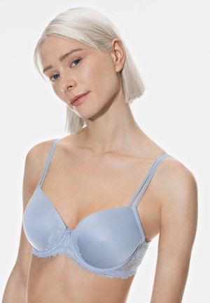 Himmelblauer Spitzen-BH mit glatten Cups, verstellbaren Trägern und einem zarten Spitzenrand am unteren Rand. Weiche Textur mit subtiler Helligkeit.