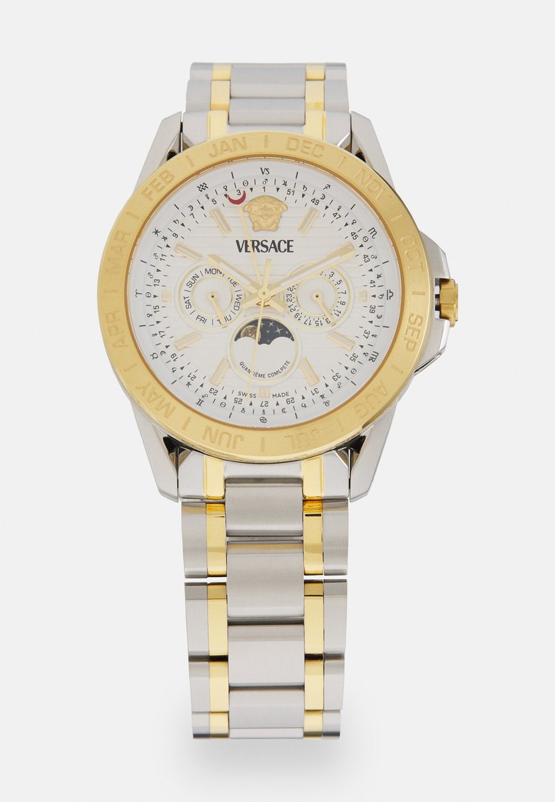 Orologio Versace con bracciale in acciaio inossidabile argento e oro. Il quadrante bianco presenta indicatori di data e mese, subquadranti cronografici doppi e una fase lunare.