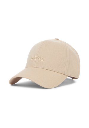 Casquette beige en tissu texturé, avec un logo "BOSS" brodé sur le devant, une visière courbée et une conception classique à six panneaux.