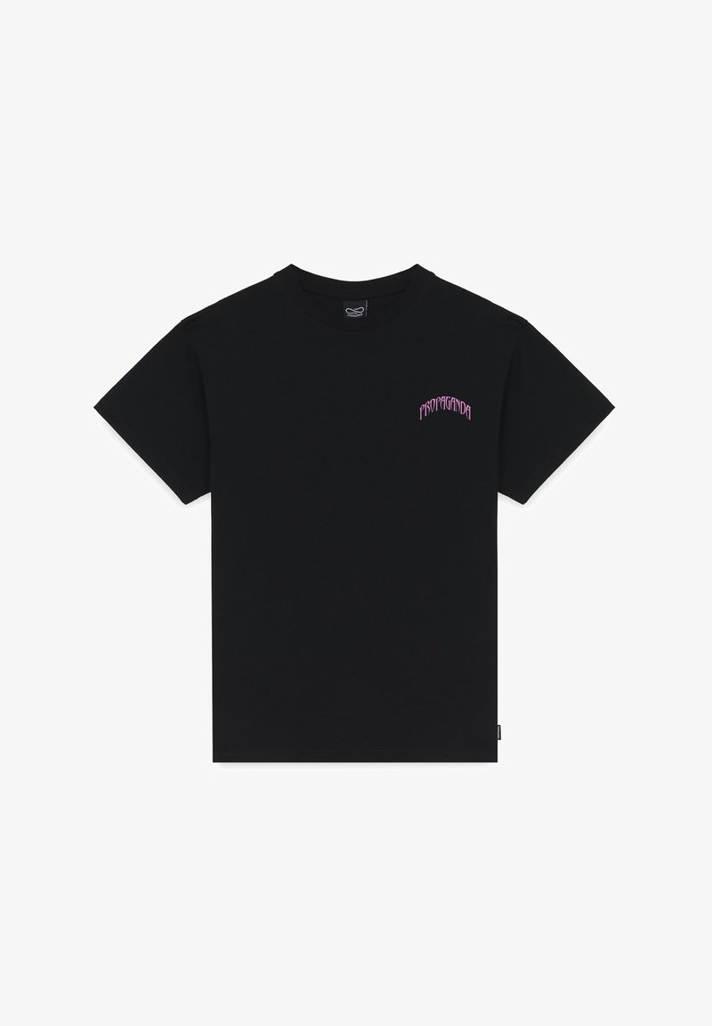 T-shirt nera in cotone a maniche corte con la scritta ricamata in viola "PROPAGANDA" nella parte superiore sinistra del petto. Design semplice con girocollo.