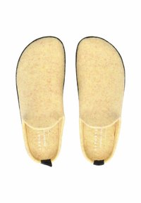 Par de zapatillas de fieltro beige sin cordones con ribete negro y pequeñas asas negras en el talón, vistas desde arriba sobre un fondo blanco.
