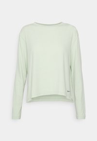 Maglietta a maniche lunghe verde chiaro con colletto a girocollo, con un piccolo logo Nike vicino all'orlo inferiore dal lato destro.