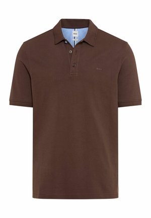 Bruin poloshirt met korte mouwen, twee knopen, ruime kraag en subtiel Brax-logo op de linkerborst, lichtblauwe voering aan de binnenkant van de kraag.