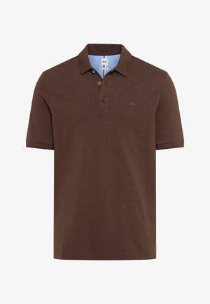 Bruin poloshirt met korte mouwen, twee knopen, ruime kraag en subtiel Brax-logo op de linkerborst, lichtblauwe voering aan de binnenkant van de kraag.