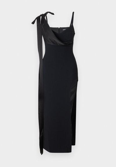 Μαύρο φόρεμα με εφαρμοστή σχεδίαση, σατινέ λεπτομέρειες και πλάγιο σκίσιμο. Διαθέτει λεπτές τιράντες και κολακευτική πτυχωτή λαιμόκοψη με λεπτομέρεια κορδονιού.