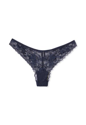 Tanga de encaje azul marino con estampado floral y bordes festoneados sobre un fondo blanco.